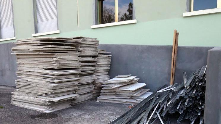 Vento sradica il controsoffitto Materna chiusa fino a lunedì