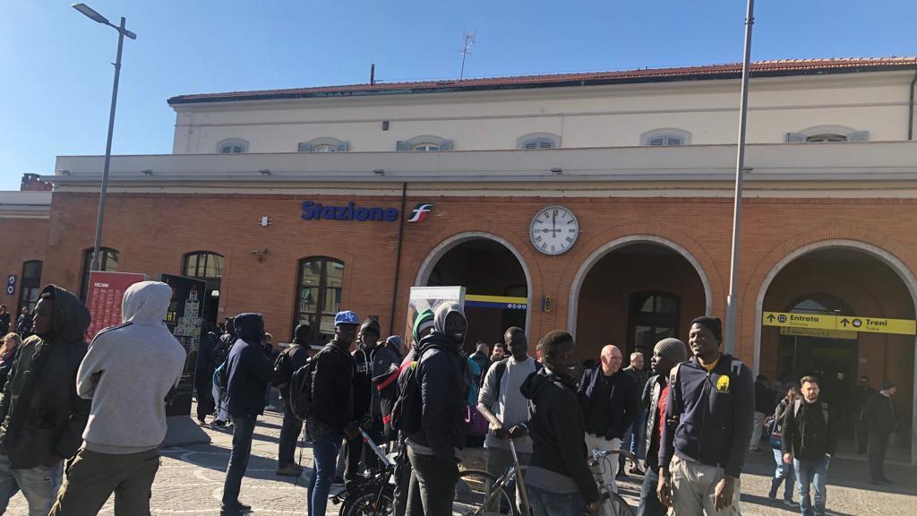 Cinquantenne muore investito da un treno a San Romano, probabile suicidio