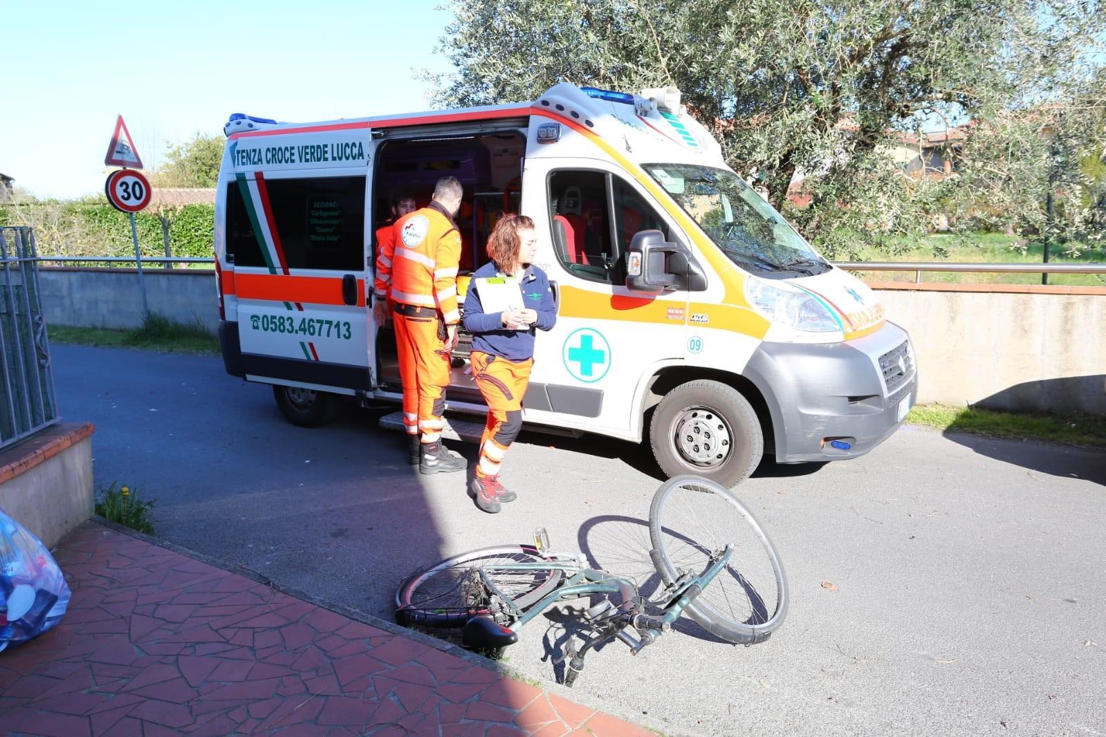 Donna investita in bicicletta, è grave