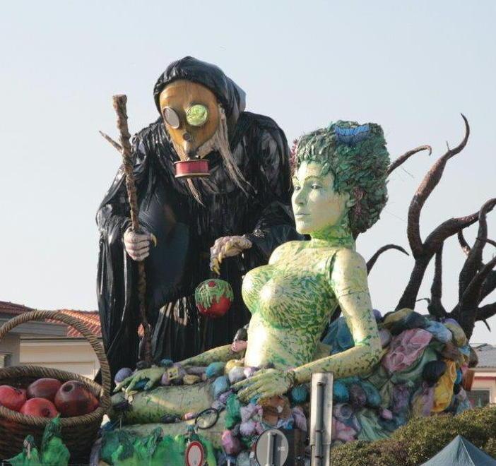 Dentro il carro del Carnevale visita col Tirreno a Viareggio 