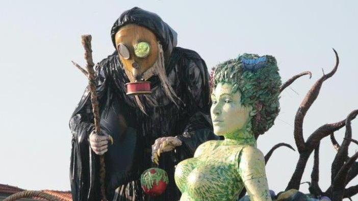 Dentro il carro del Carnevale visita col Tirreno a Viareggio
