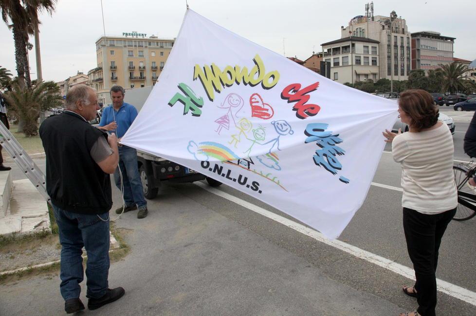 I viareggini e i versiliesi sono un po’ più poveri e anche meno generosi 