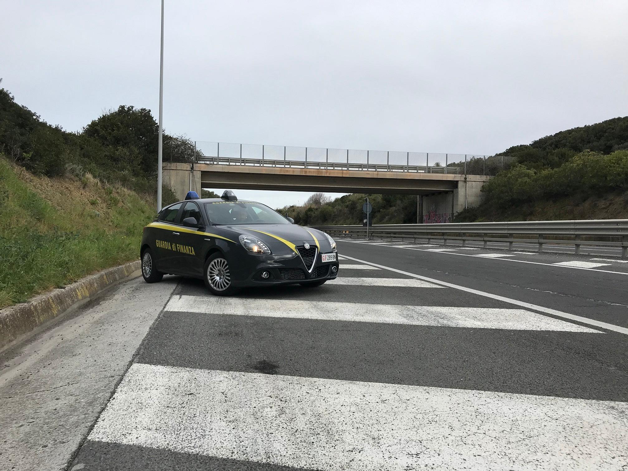 In auto con due chili di droga: arrestato a 55 anni