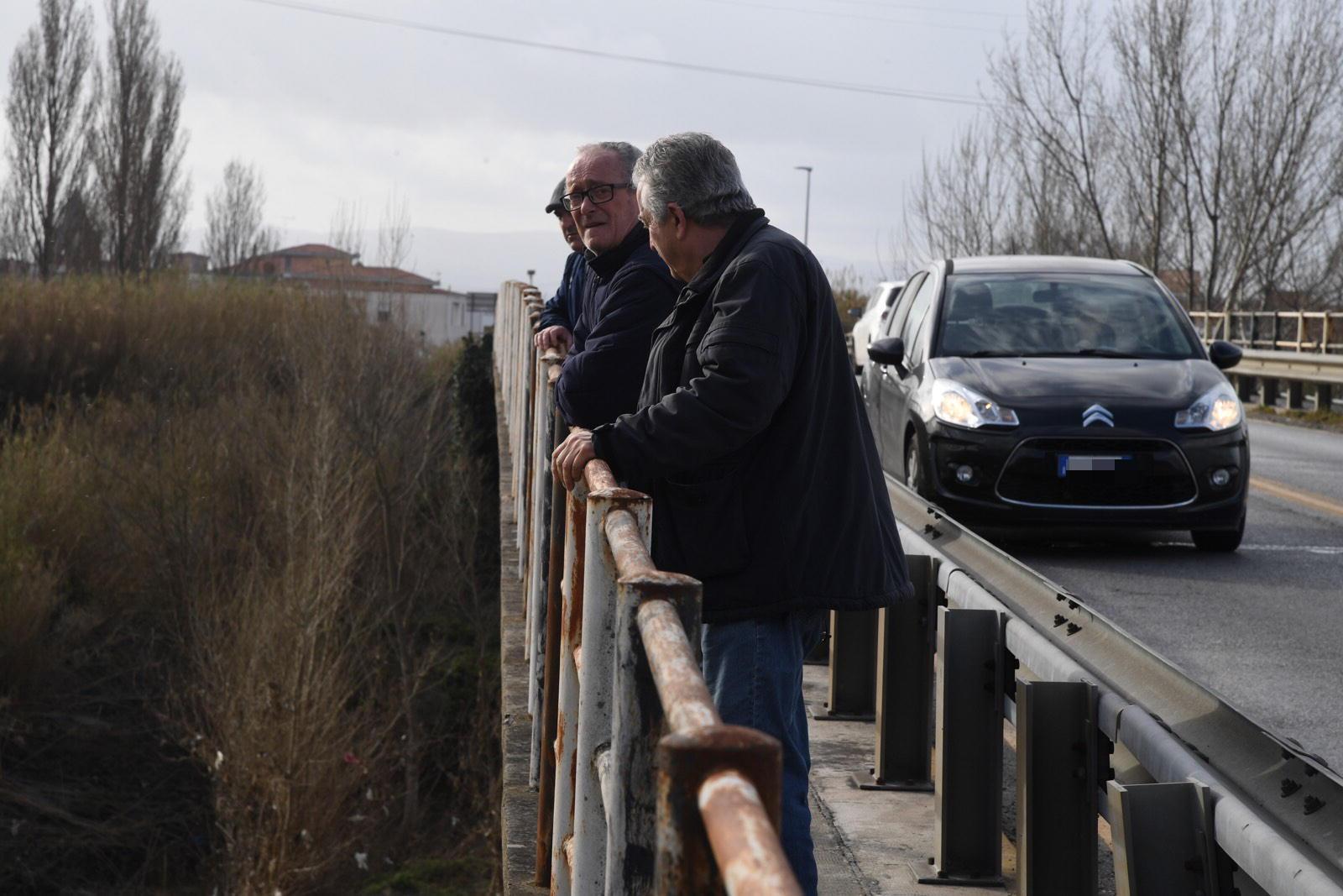 Alcuni cittadini sul ponte di Lugnano, per il quale dovrebbe scattare la chiusura totale a partire dal 17 giugno
