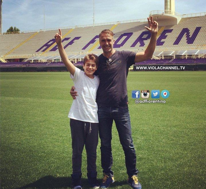 Gabriel Batistuta con il figlio sul prato dello stadio Franchi