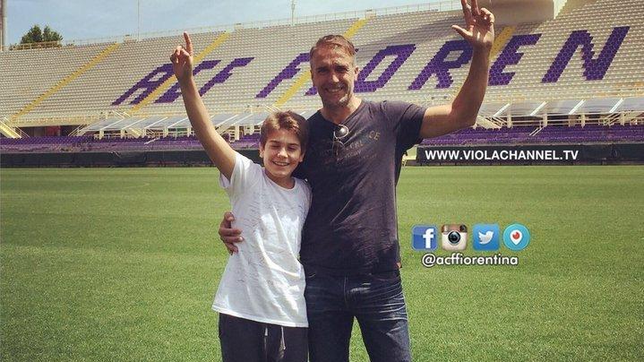 Gabriel Batistuta con il figlio sul prato dello stadio Franchi
