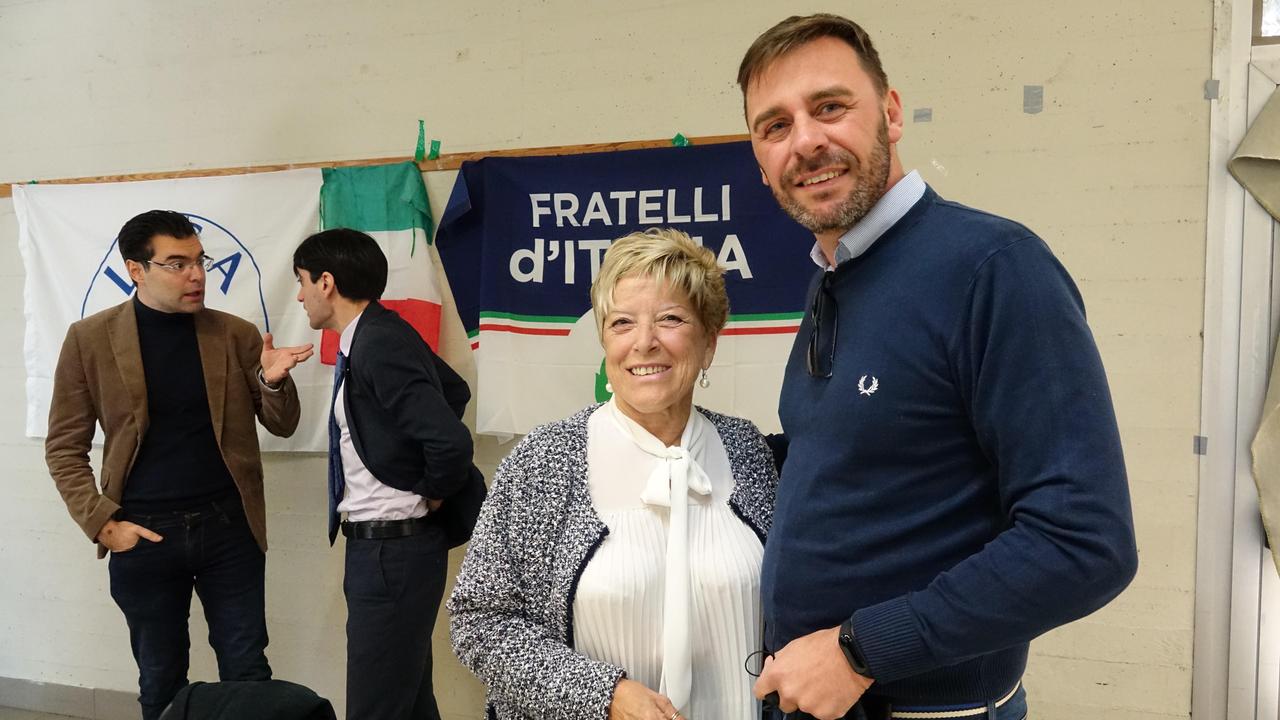 Andrea Romiti (FdI) insieme alla candidata sindaca del centrodestra a Collesalvetti, Anna Ornella Berretta