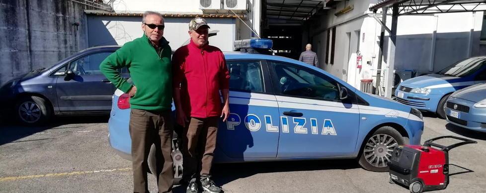 L’ispettore Mario Mastronardi (a sinistra) con il commerciante derubato e il generatore recuperato