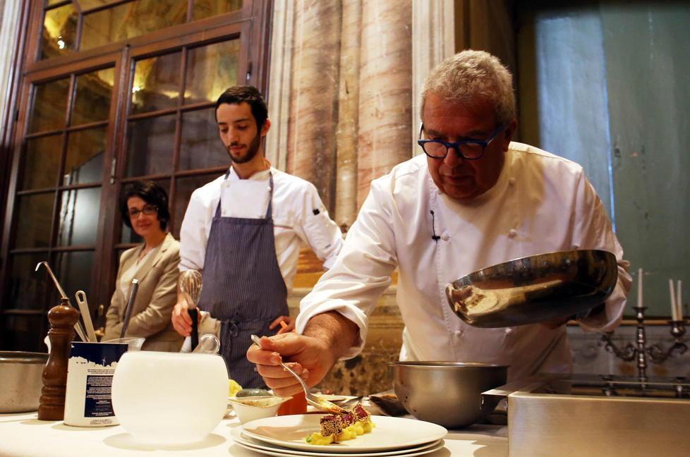 Lo chef Igles Corelli durante uno show cooking