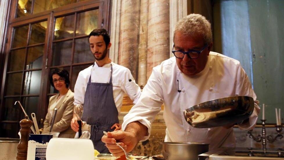 Lo chef Igles Corelli durante uno show cooking