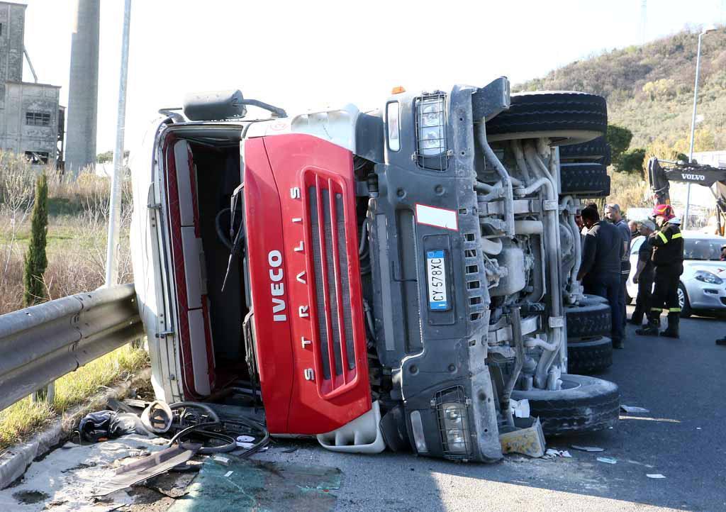 Tir con scaglie di marmo si ribalta sull'Aurelia: sequestrato 
