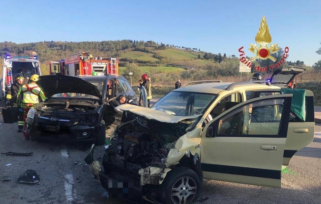 I danni alle due auto coinvolte nell'incidente sulla strada regionale 439