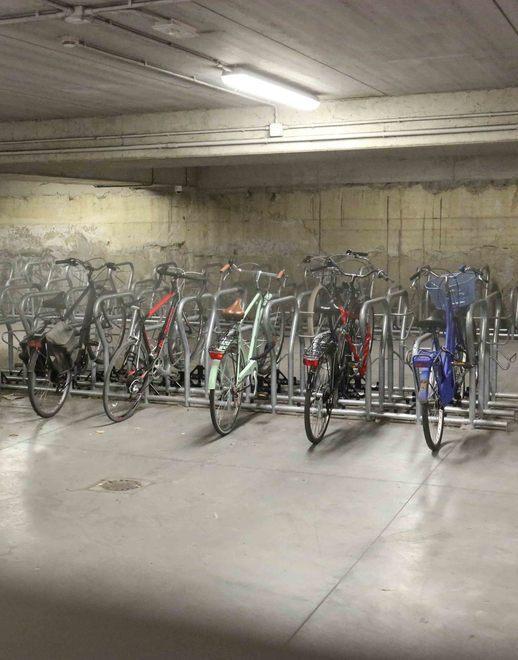 Reggio Emilia, rastrelliere esaurite ma la Velostazione di piazzale Marconi è snobbata dai ciclisti 