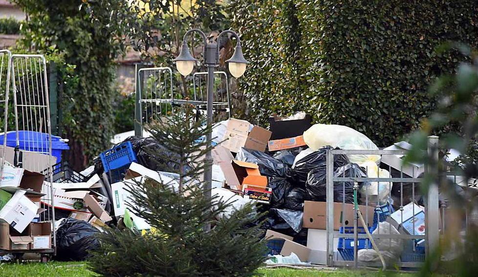 Casa Ascoli senza bidoni E tutti i rifiuti organici si accumulano nel piazzale