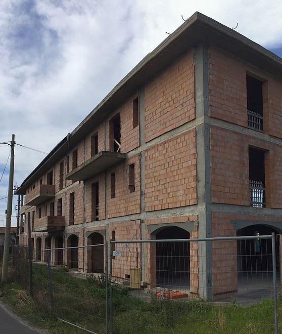 Tredici alloggi residenziali al posto di fondi artigianali nell’edificio sull’Aurelia