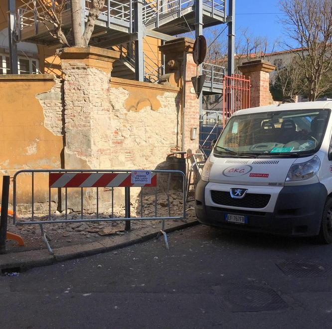 Calcinacci giù dal muro della materna La Marmora