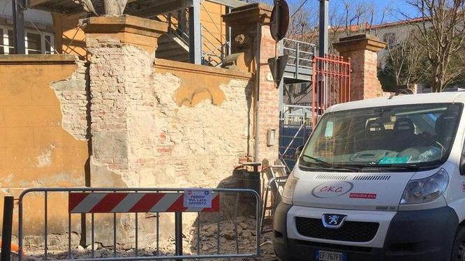Calcinacci giù dal muro della materna La Marmora