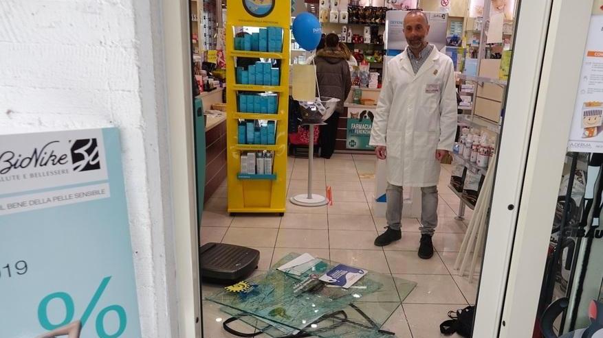 Sfonda la farmacia e ruba il fondo cassa