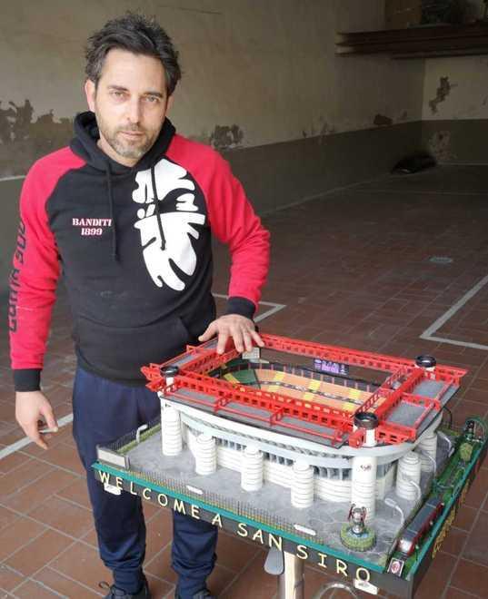 Mirko, cuore rossonero realizza un mini-San Siro con carta, tubi e plexiglas
