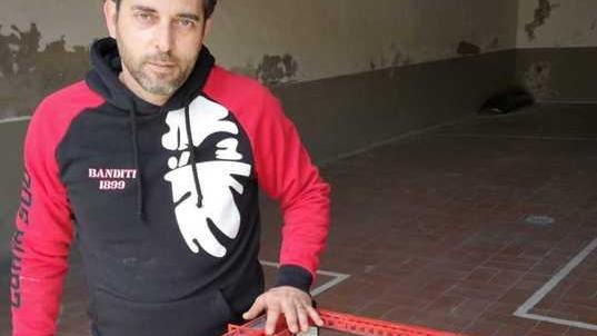 Mirko, cuore rossonero realizza un mini-San Siro con carta, tubi e plexiglas