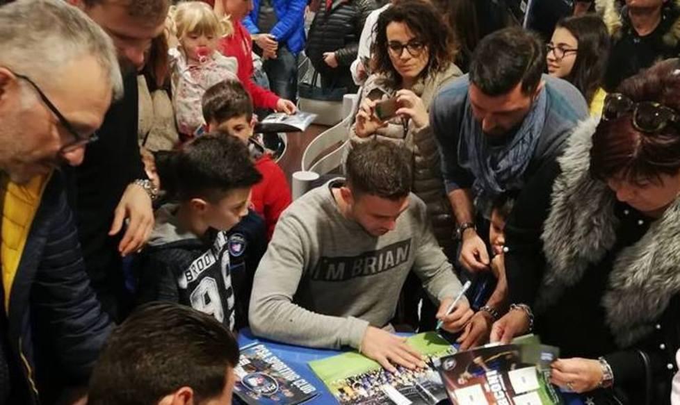 Autografi e sorrisi Le figurine nerazzurre emozionano i giocatori 
