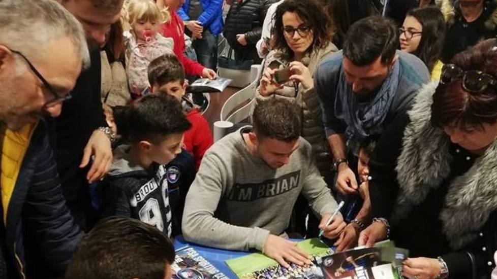 Autografi e sorrisi Le figurine nerazzurre emozionano i giocatori