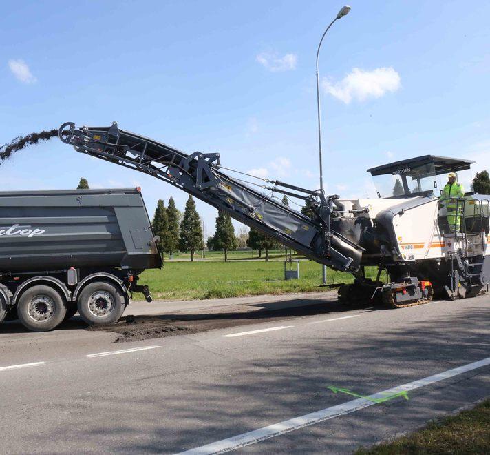Asfalti nuovi e incidenti, apocalisse in via Emilia 
