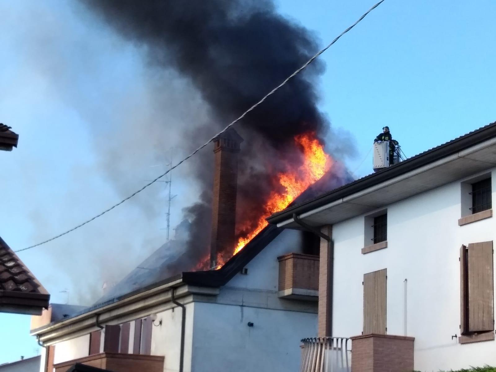 Le fiamme sul tetto dell'abitazione di Novellara