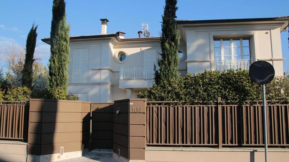 Il "Beppe Grillo" dell’Ucraina nei guai per una villa da 3,8 milioni a Forte dei Marmi