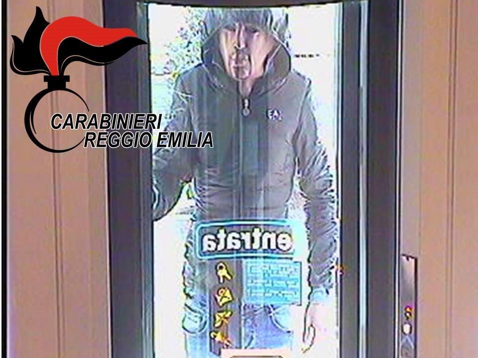Uno dei banditi immortalato dal sistema di video sorveglianza: il volto è coperto da una maschera