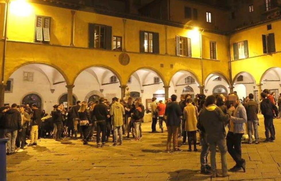 Giovani di sera in piazza delle Vettovaglie