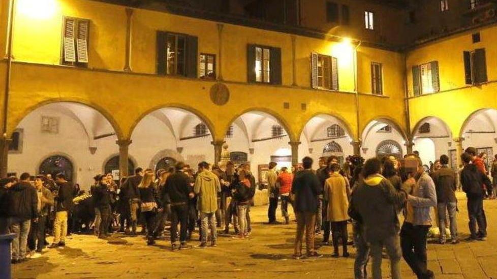 Giovani di sera in piazza delle Vettovaglie