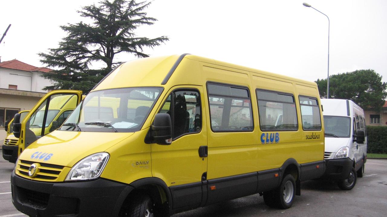 Uno scuolabus per il trasporto degli studenti