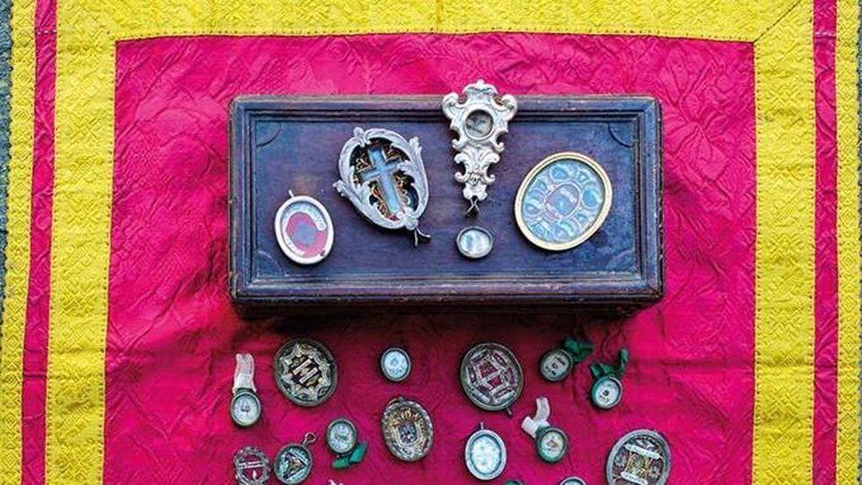 Furti, ritrovate 33 reliquie di santi: 2 denunciati a Lucca