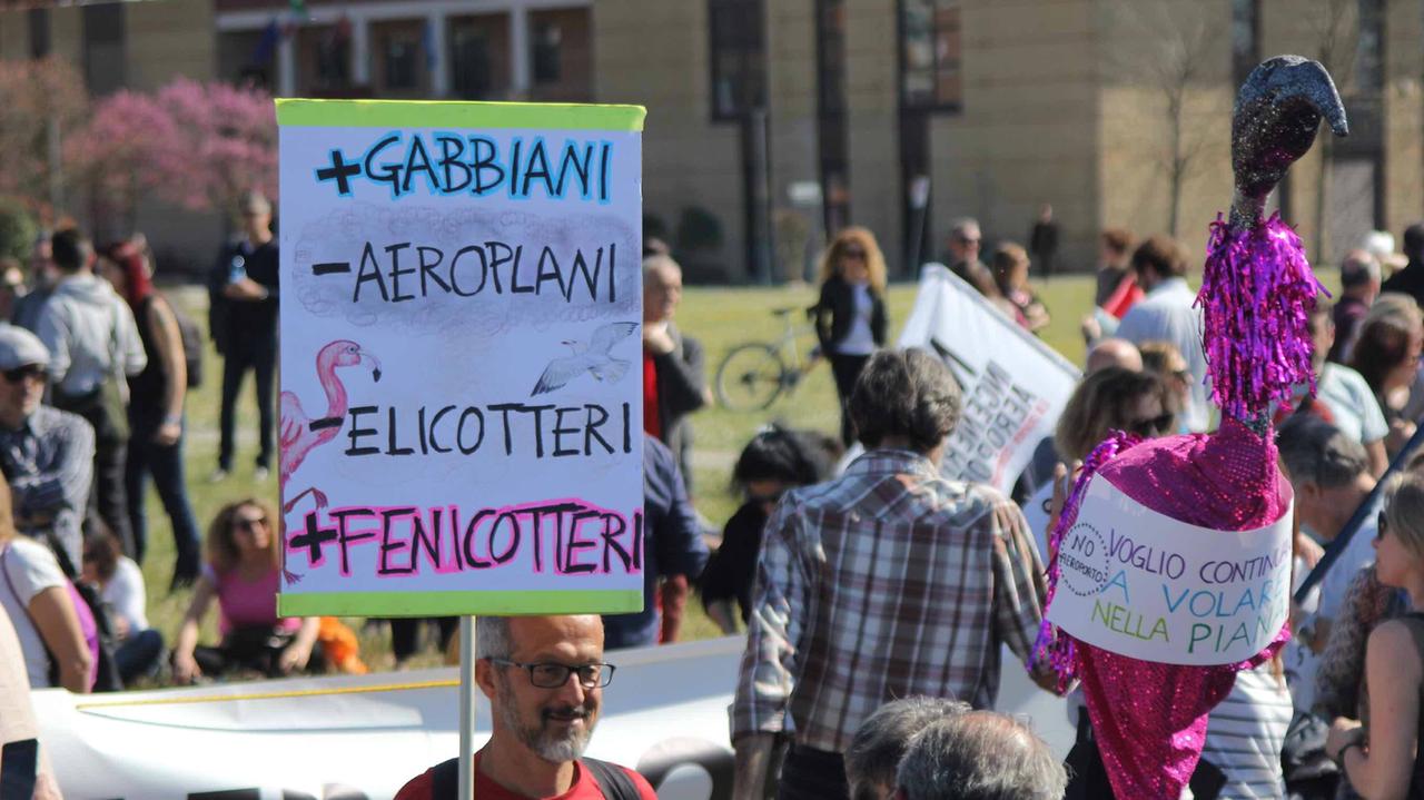 Manifestazione al corteo "No aeroporto, sì Piana" (foto Batavia)