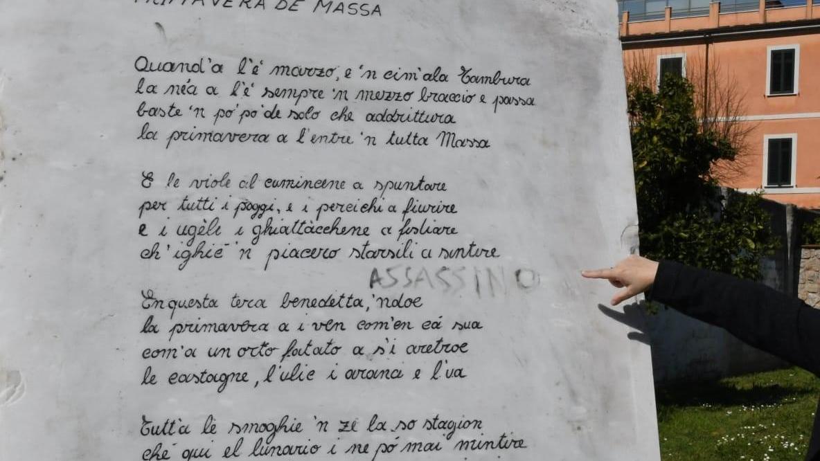 Parco dei Quercioli, compare la scritta "assassino" sulla stele con la poesia di Bellugi