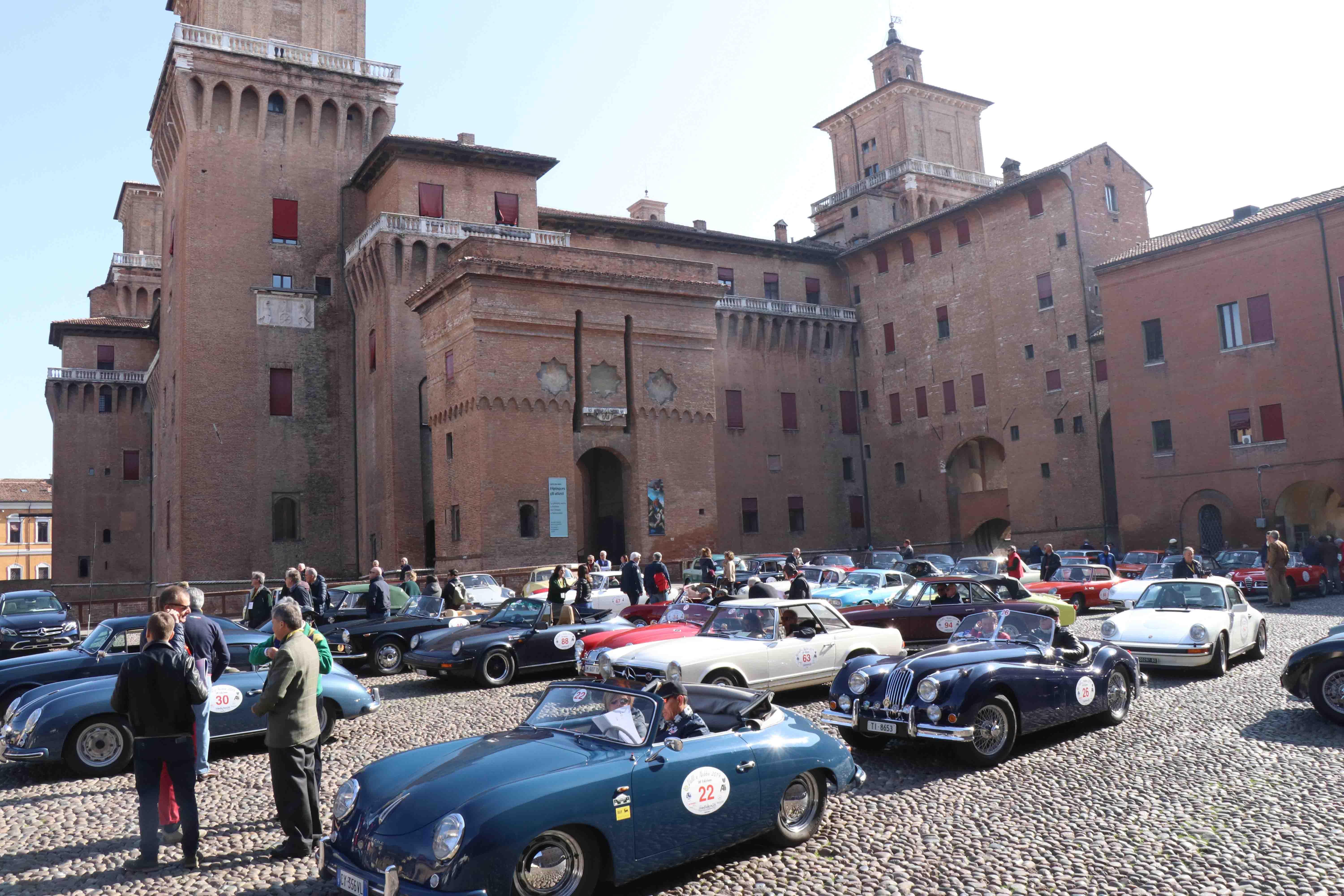 L'esposizione delle auto d'epoca in piazza Castello a Ferrara