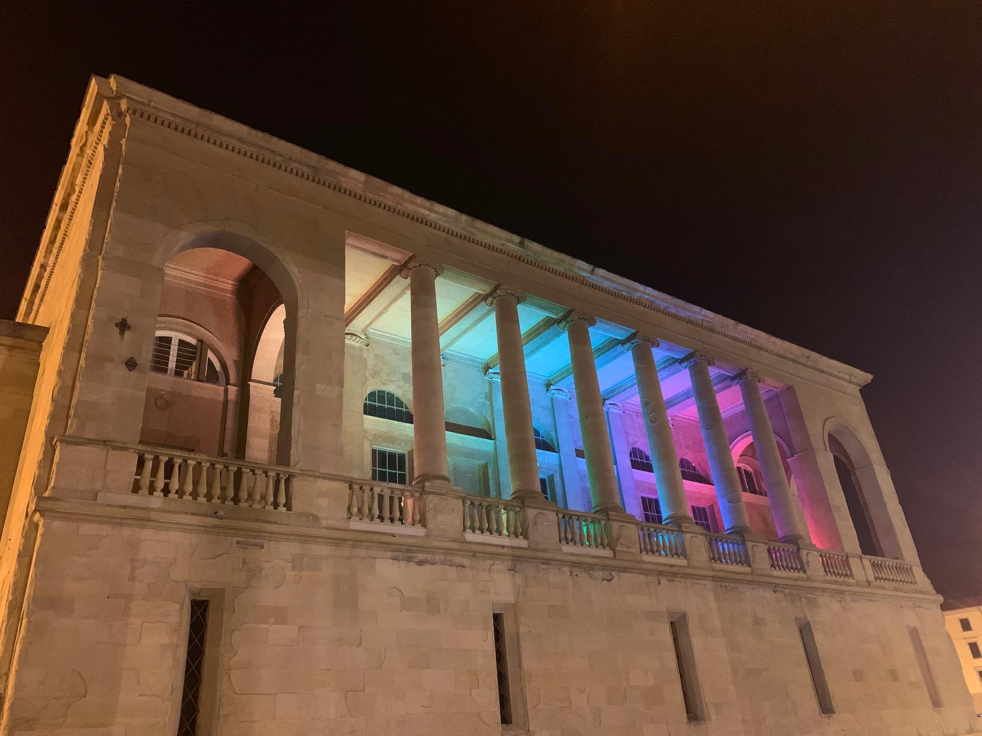 L'edificio del Cisternino con i colori dell'arcobaleno