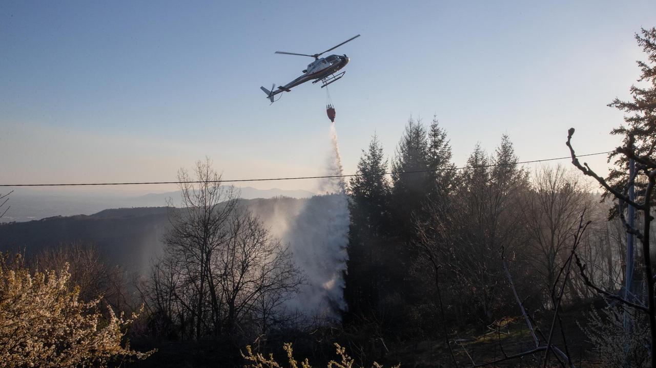 L'elicottero antincendio in azone (Foto inviata da Sabina Pratesi)