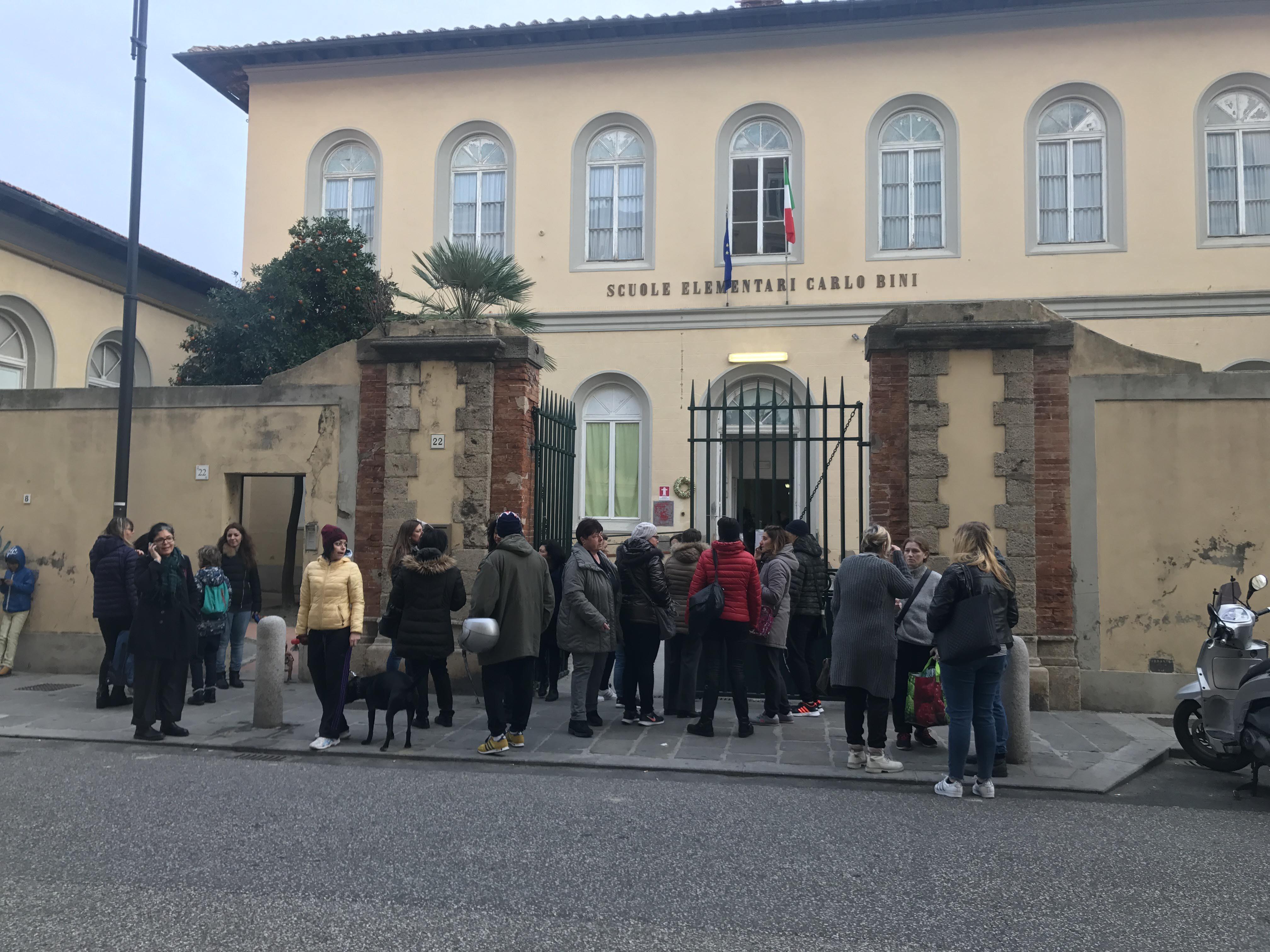 Bruco alla mensa della scuola: "Era nel piatto, mischiato al condimento"