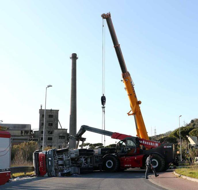 Si ribalta tir con scaglie di marmo sull’Aurelia 