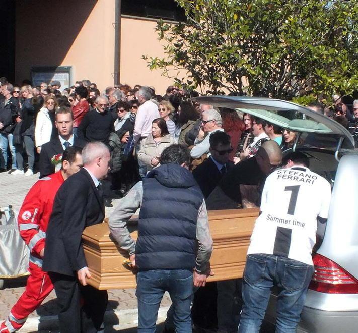 Una folla per l’ultimo saluto a Stefano Ferrari 