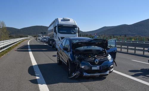 Carambola con cinque auto Un ferito portato alle Scotte 