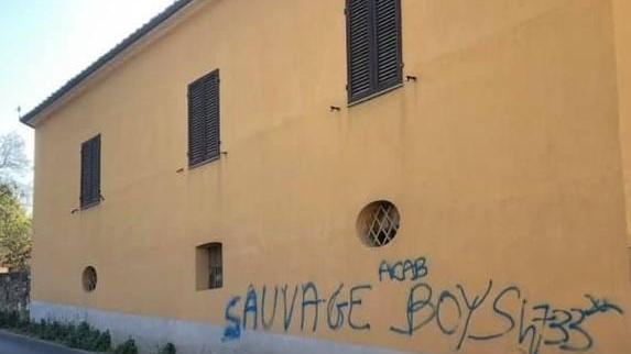 Scritte con lo spray all’ingresso della città