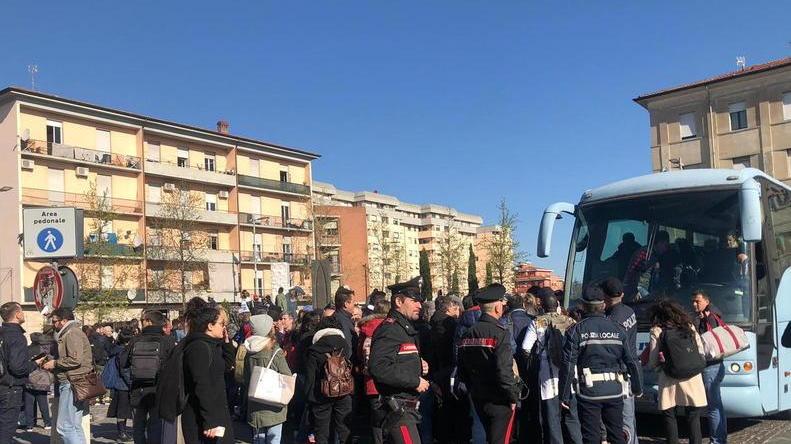 Si lascia travolgere dal treno in corsa, caos per i pendolari