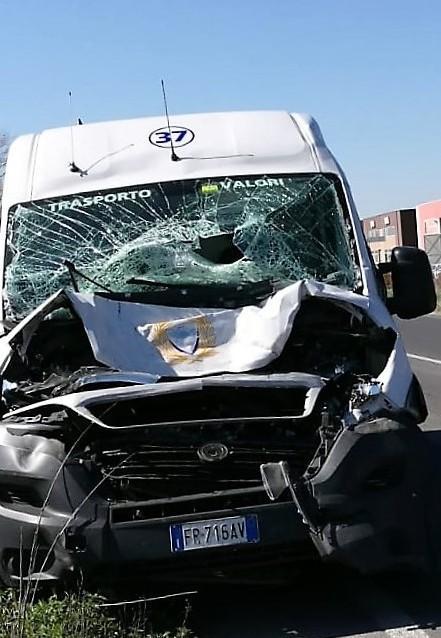 Portavalori coinvolto in uno scontro, due feriti