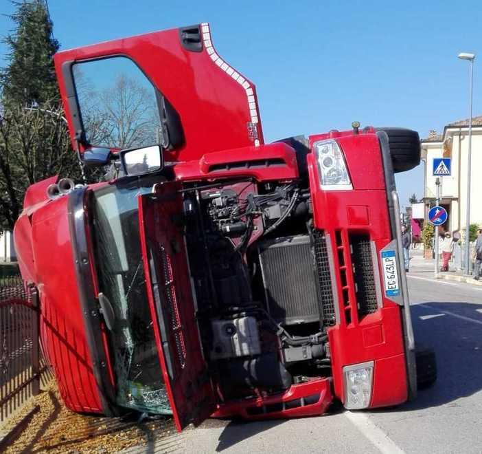 Camion si ribalta in strada Abbattuta colonnina del gas 