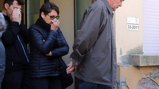 Solo silenzio e lacrime per l’ultimo saluto all’operaia