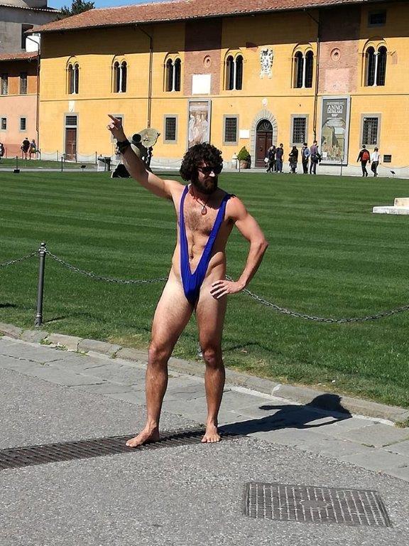 Posa seminudo sotto la Torre di Pisa: il "blitz" in pieno giorno