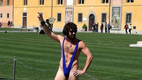 Posa seminudo sotto la Torre di Pisa: il "blitz" in pieno giorno